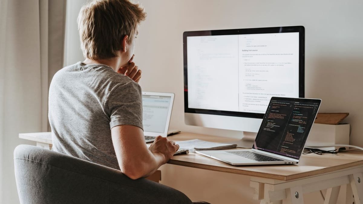 Agent writing an email campaign on a computer